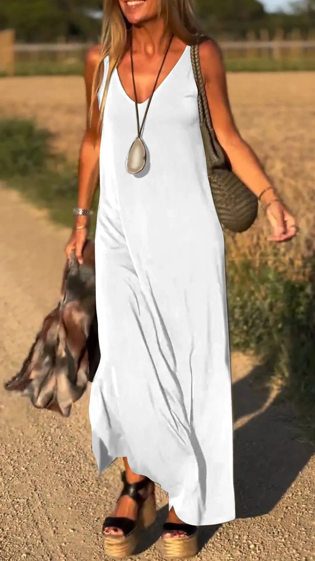 Robe longue fluide à bretelles et col en V