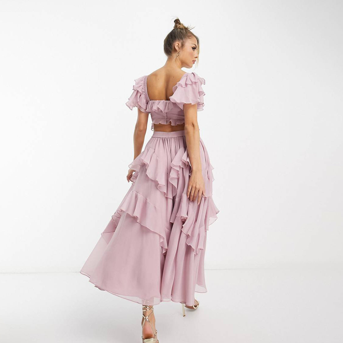 Robe dos nu à volants et col carré