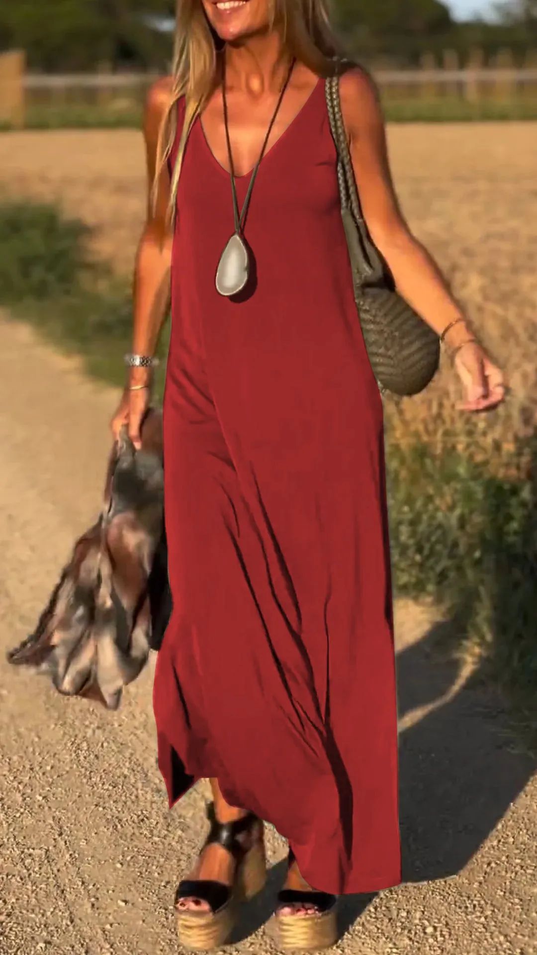 Robe longue fluide à bretelles et col en V
