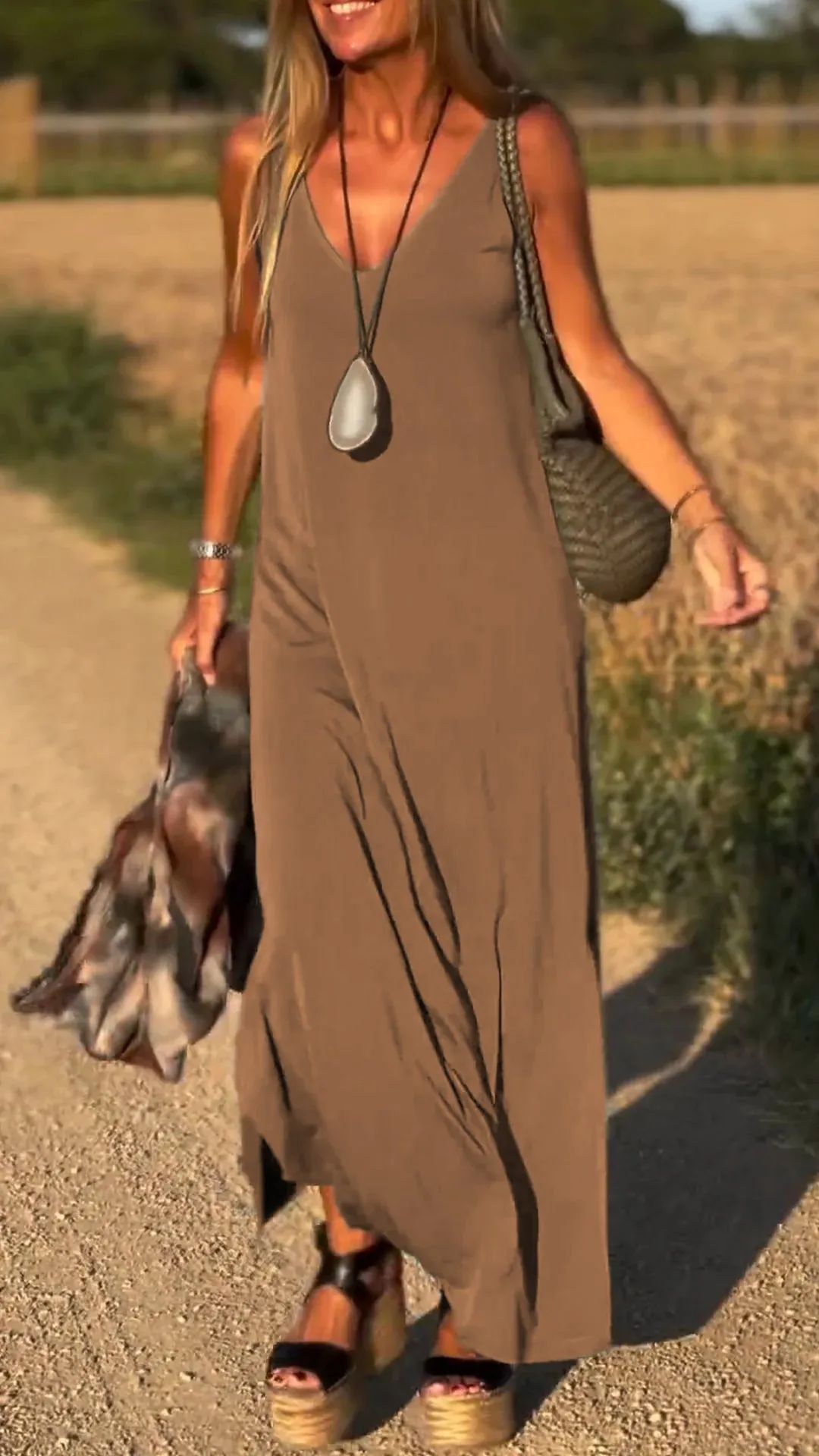 Robe longue fluide à bretelles et col en V